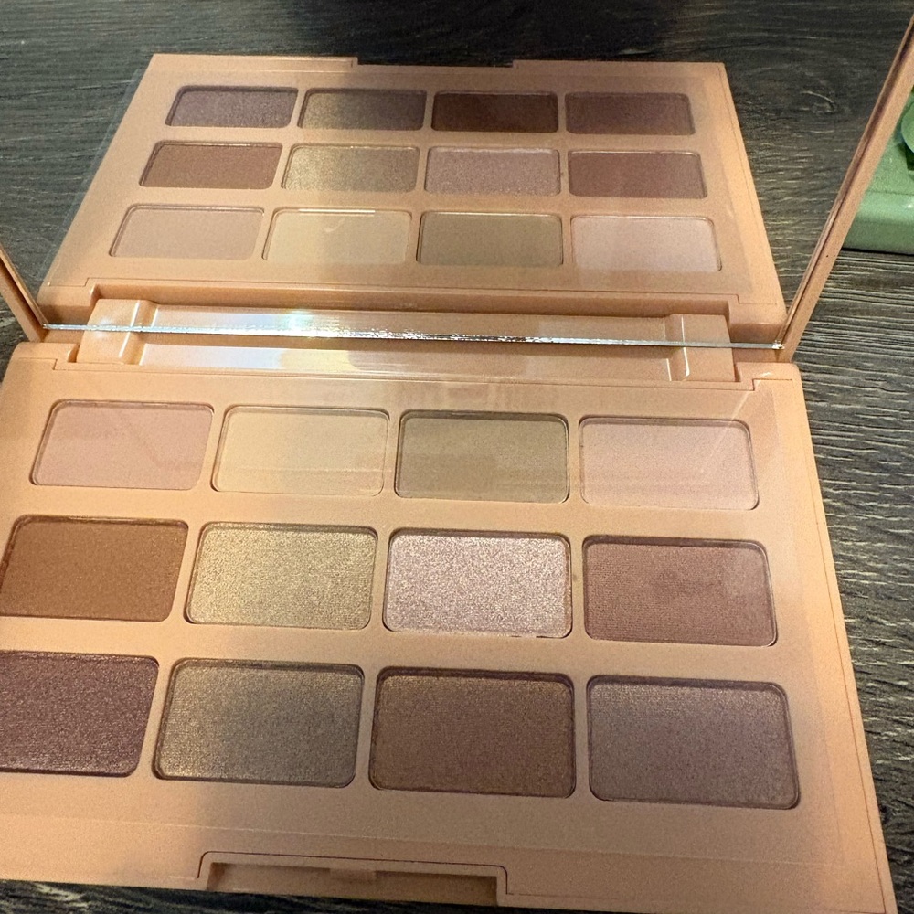New Laura Geller Multi-Finish Eyeshadow Palette - Pink - Picture 7 of 8